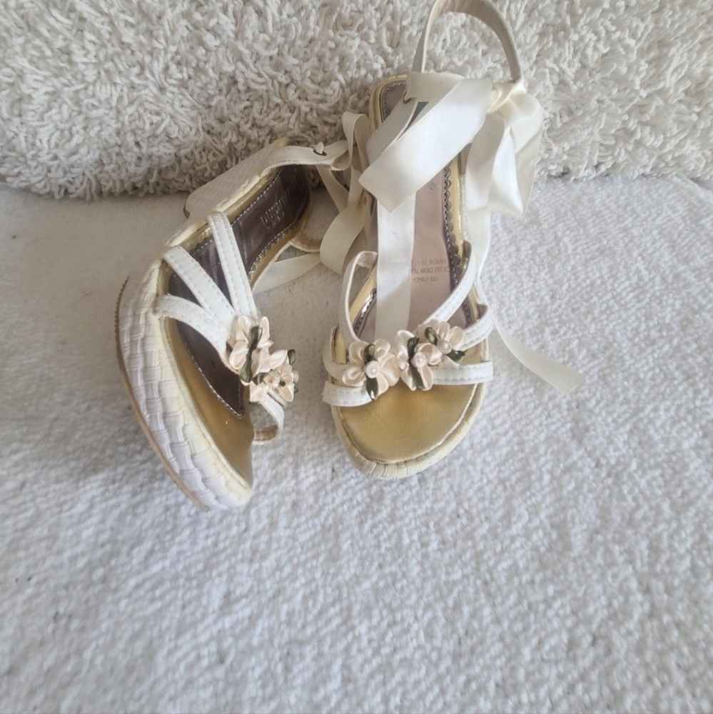 White flower tie up leg wedges